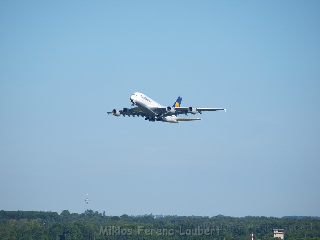 Lufthansa Airbus A 380 zu Besuch Flughafen Koeln Bonn P090.JPG